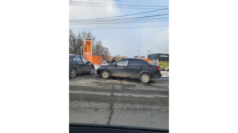 В Брянске возле памятника Артиллеристам столкнулись две легковушки