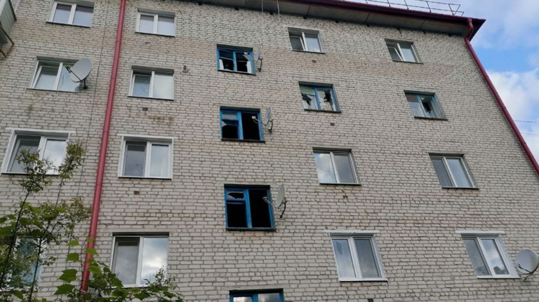 Выбитые окна и смятые автомобили: опубликованы кадры атакованной Белой Березки