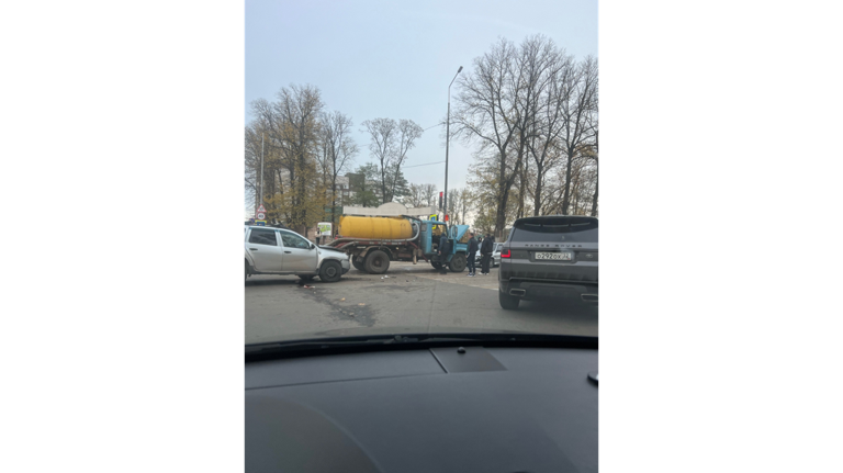 В Клинцах около парка произошло массовое ДТП