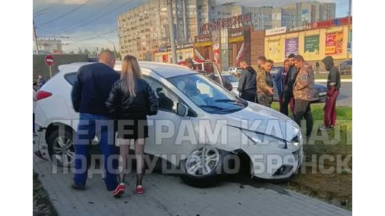 В Брянске в Московском микрорайоне легковушка вылетела на тротуар