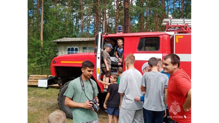 В Сураже детям из лагеря «Новокэмп» показали пожарную технику