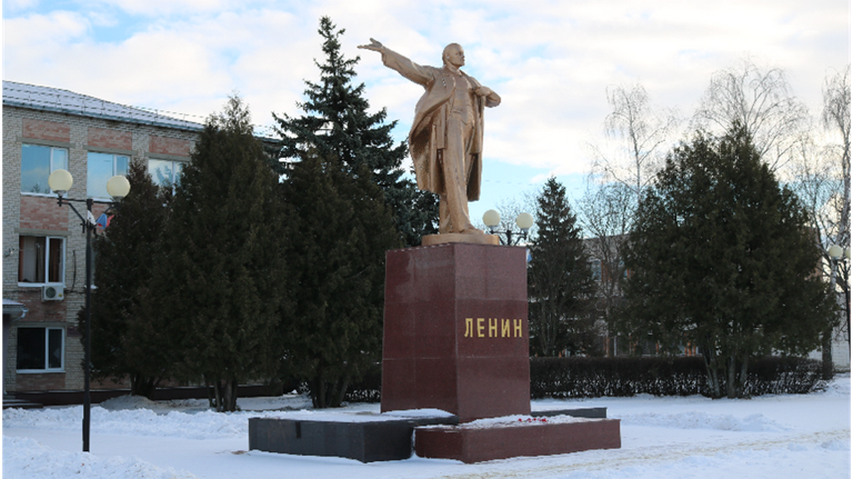 В Комаричском районе обновили памятник Ленину и благоустроили скейт-парк