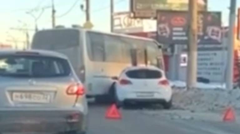 В Брянске на проспекте Московском столкнулись автобус и легковушка