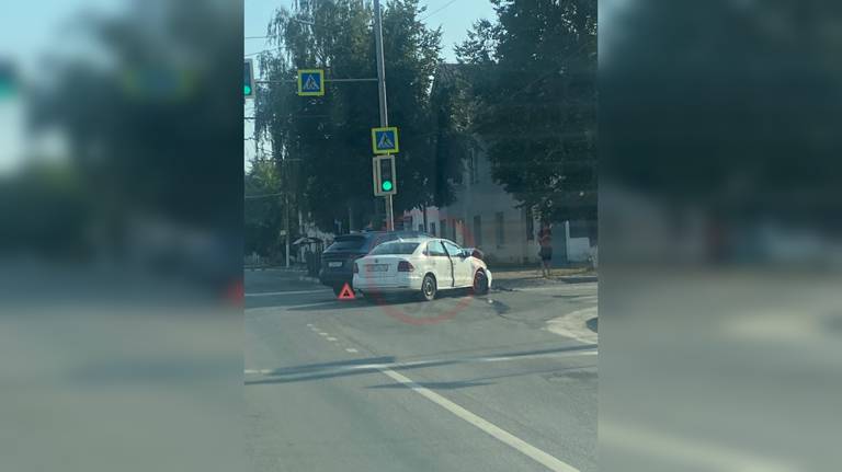 В Брянске две легковушки не поделили дорогу на перекрестке