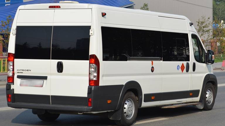 Микроавтобус Citroen «догнал» легковушку на брянской трассе: пострадала женщина