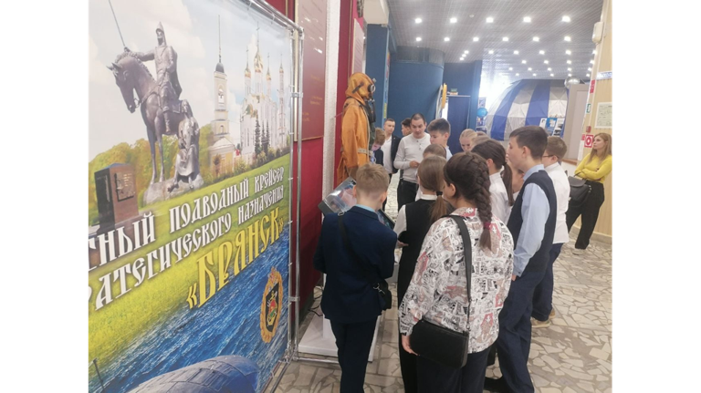 Школьники посетили выставку, посвященную подводному крейсеру «Брянск»
