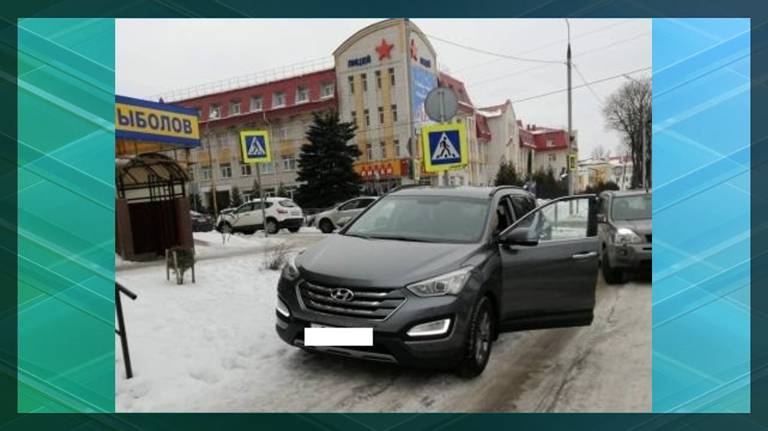 В Брянске оштрафовали водителя иномарки за перекрытый тротуар возле лицея №27