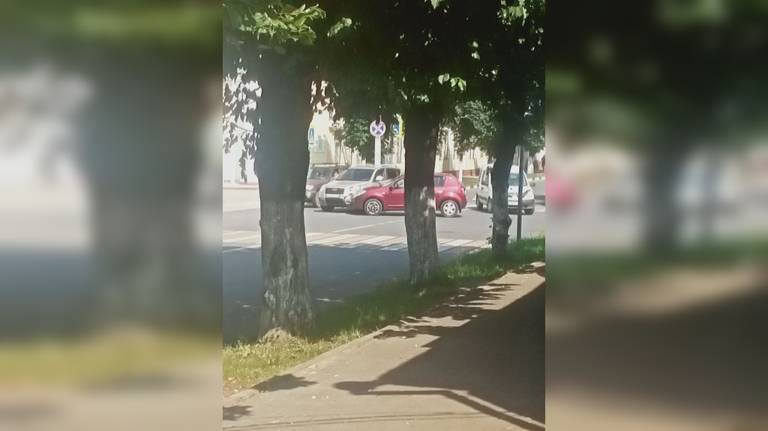 В Клинцах не поделили дорогу две легковушки