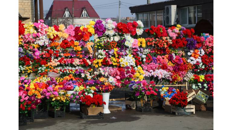 В Брянске накануне Пасхи и Радоницы открылась торговля искусственными цветами