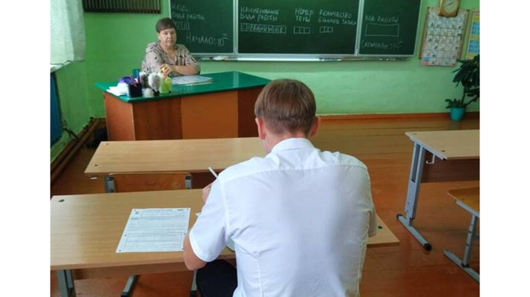 Брянские школьники написали итоговое сочинение в дополнительный срок