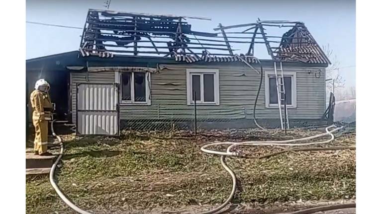 В поселке Локоть сгорела крыша жилого дома
