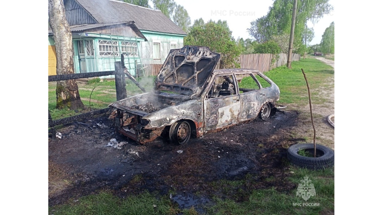 В Навлинском районе сгорела легковушка