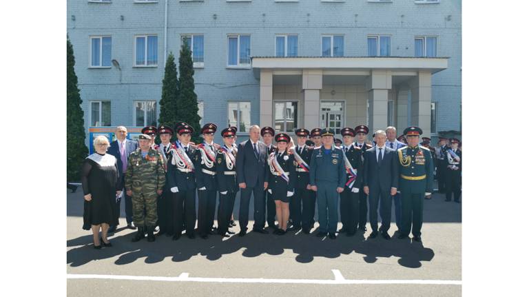 Губернатор Александр Богомаз поздравил выпускников клинцовской кадетской школы «Юный спасатель»