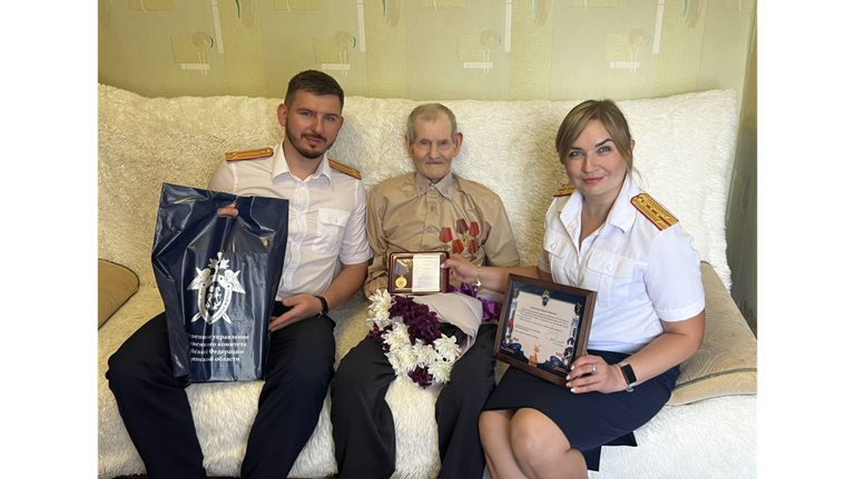 Брянские следователи навестили 92-летнего ветерана войны Михаила Руленкова из Суземки