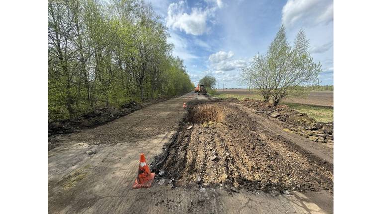 В Севском районе продолжается ремонт дороги от трассы «Украина» до деревни Грудская