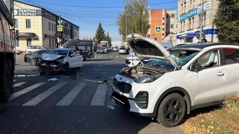 В Брянске на проспекте Станке Димитрова 36-летняя женщина на «Кіа» устроила ДТП с пострадавшим