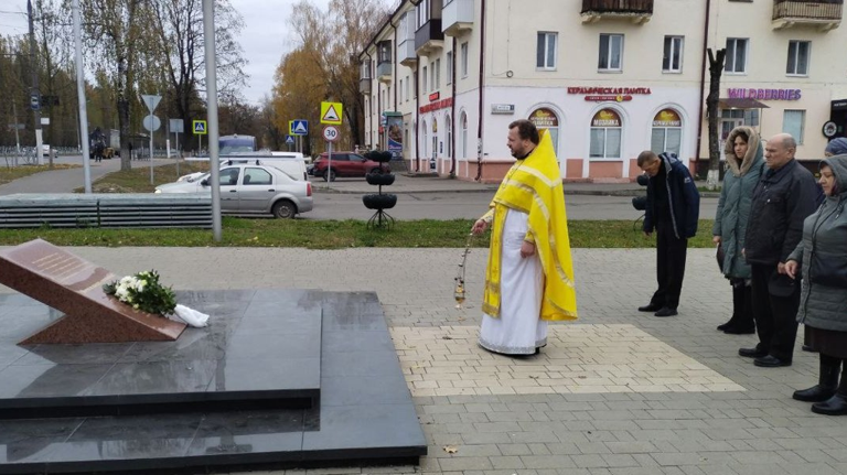 Брянский священник совершил заупокойную литию у мемориального знака в сквере «Литий»