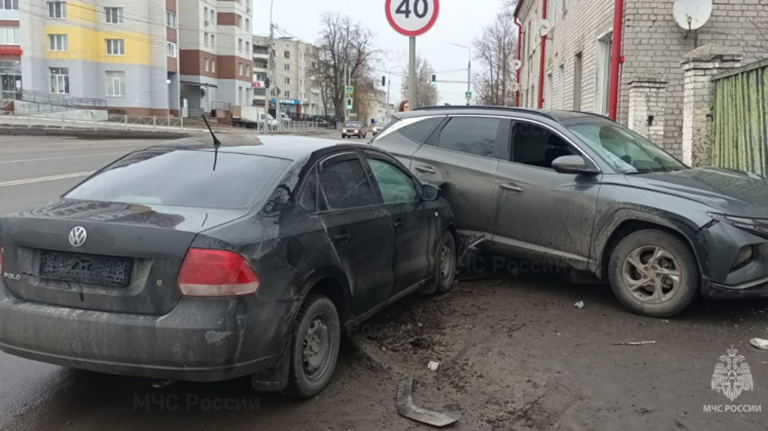 В Брянске столкнулись две иномарки на улице Почтовой
