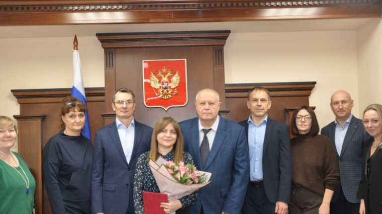 В брянском арбитражном суде поздравили с юбилеем помощника судьи Сивакову