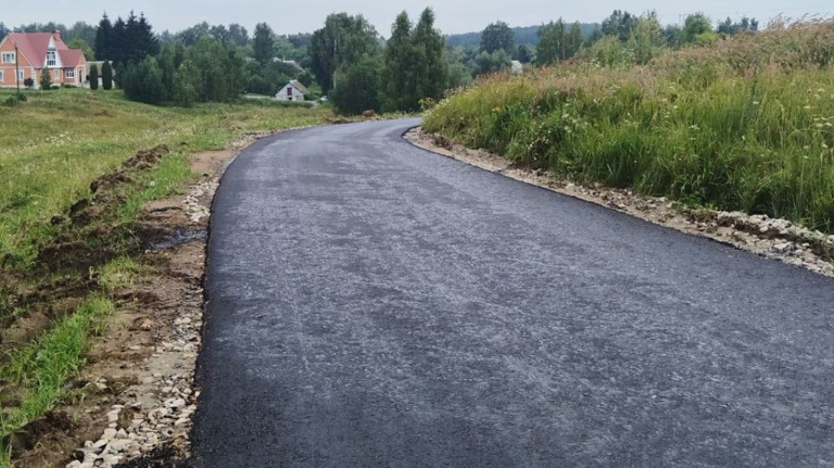 В брянском селе Скуратово завершается капремонт дороги по улице Счастливой