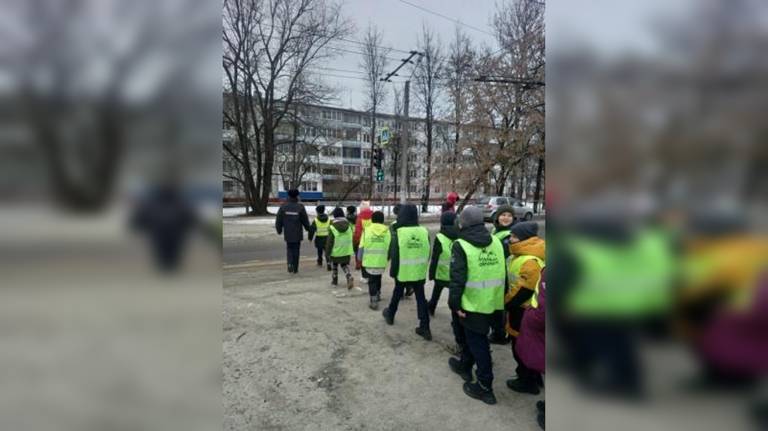 В Брянске автоинспекторы провели для школьников экспресс-курс по дорожной грамотности