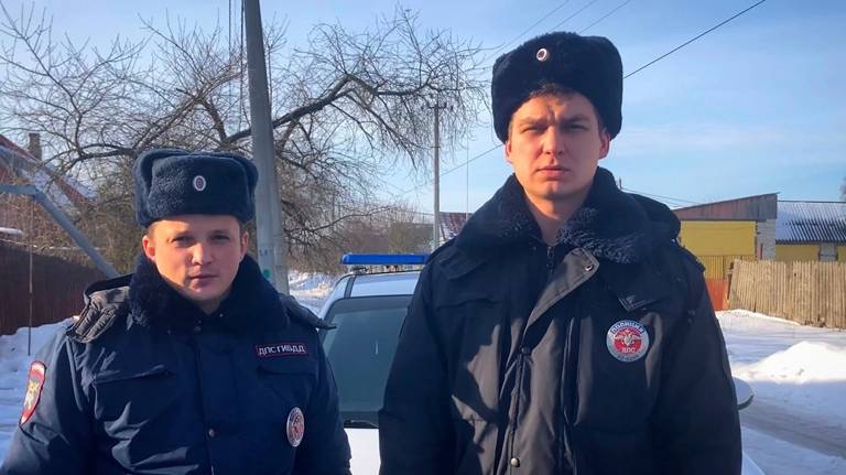 В Трубчевске полицейские помогли водителю вызволить автомобиль из снежного «плена»