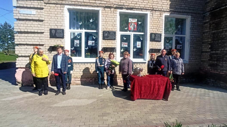 В Карачевском районе увековечили память троих героев СВО