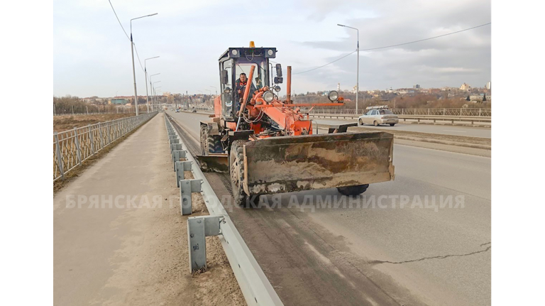 Дорожники наводят чистоту на улицах Брянска после зимы