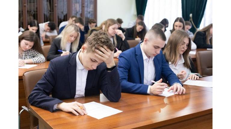 Брянские студенты написали диктант «История развития российского парламентаризма»
