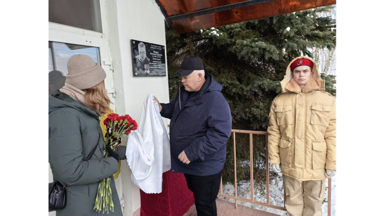 В Навлинском районе увековечили память погибшего участника СВО Вячеслава Фадеева