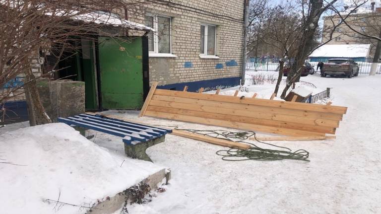 В многоэтажке Бежицкого района Брянска ремонтируют обвалившуюся лестницу