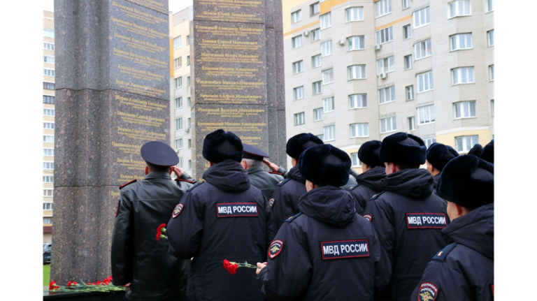 В Брянске полицейские почтили память погибших сотрудников ОВД