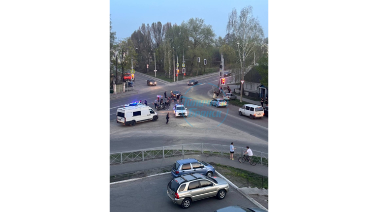 В Брянске столкнувшегося с легковушкой мотоциклиста увезла скорая