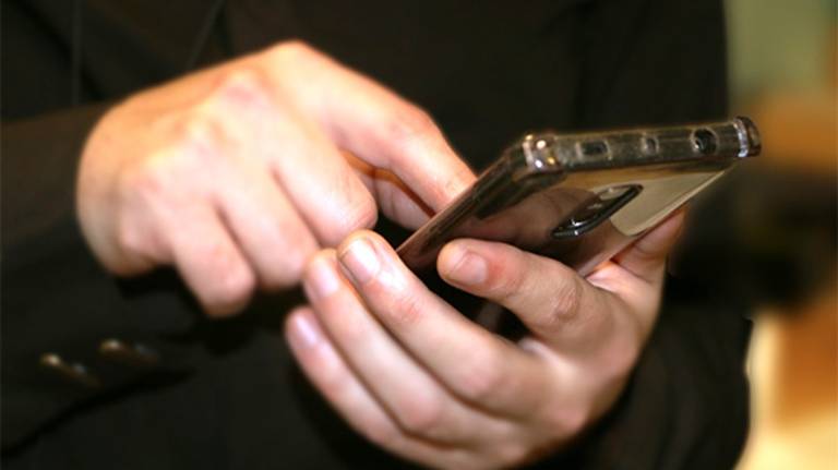 В Брянске мужчина выхватил из рук прохожего мобильник с наушниками
