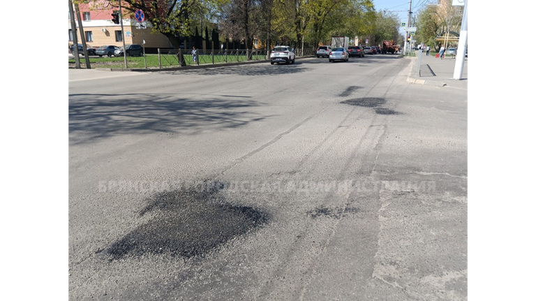 В Брянске почти 3 500 квадратных метров ям и выбоин залатали горячим асфальтом