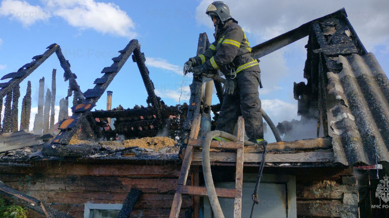 В Новозыбкове вспыхнула баня по переулку Пригородному