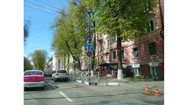 В Брянске на улице Горького вернули демонтированный дорожный знак