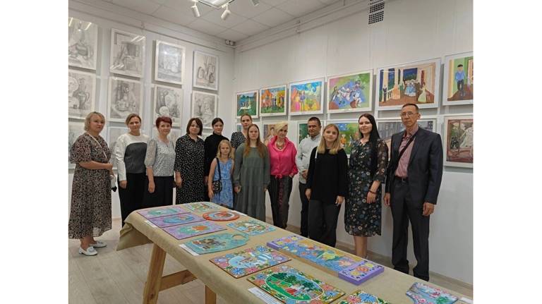 В Брянском городском выставочном зале открылась выставка «Ступени творчества»