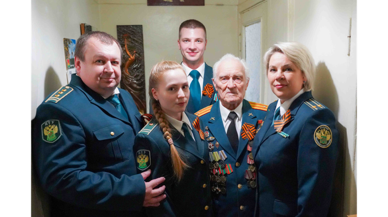 Брянские таможенники поздравили с 80-летием Победы ветерана Николая Редикульцева
