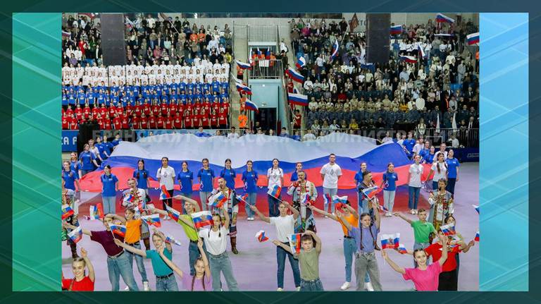 В Брянске отпраздновали митингом-концертом 10-летие воссоединения Крыма с Россией