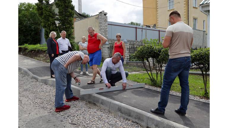 Глава Бежицкой администрации проверила ремонт 1-го Городищенского переулка