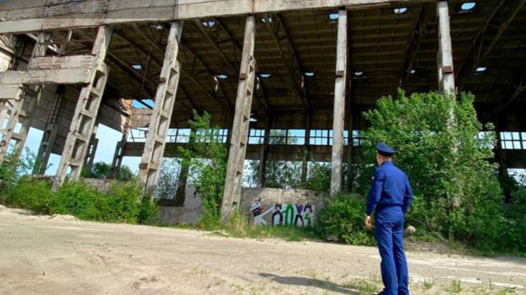 Прокуратура требует ограничить доступ к зданию бывшего завода в брянской деревне Погребы