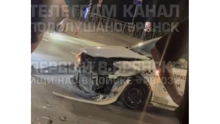 В Брянске на Самолете в серьезное ДТП попал автомобиль "Яндекс Такси"