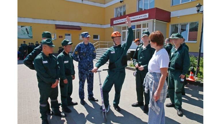 С воспитанниками брянской колонии провели занятие по безопасности дорожного движения