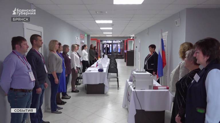 В спорткомплексе "Бежица" в Брянске впервые открылся избирательный участок  (ВИДЕО)