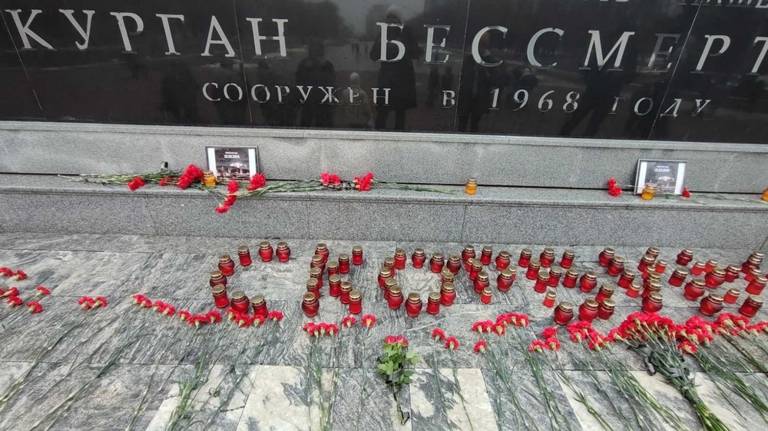 В Брянске появился стихийный мемориал в память о погибших из-за теракта в «Крокус Сити Холле»