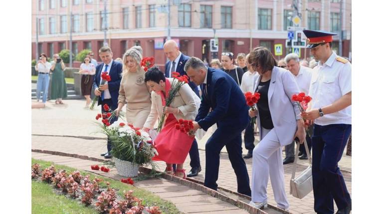 В Брянске возложили цветы к памятнику Фёдору Тютчеву