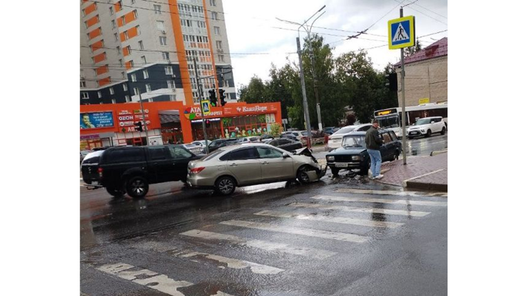 В Брянске на перекрестке улиц Дуки и Вали Сафроновой столкнулись две легковушки