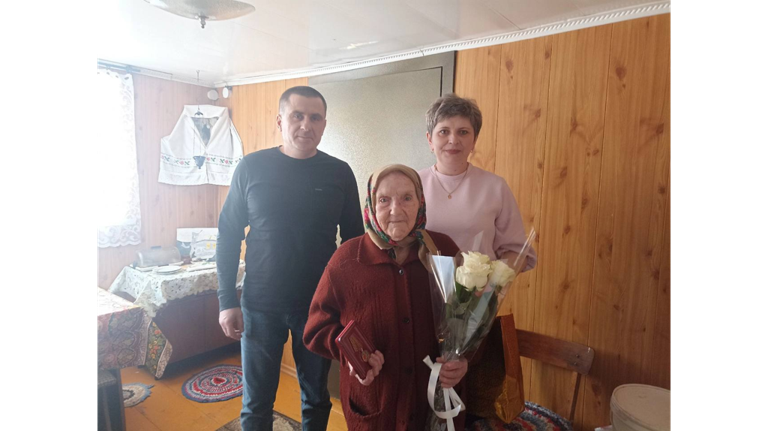 Тамаре Макаренко из Климовского района вручили юбилейную медаль к 80-летию Победы