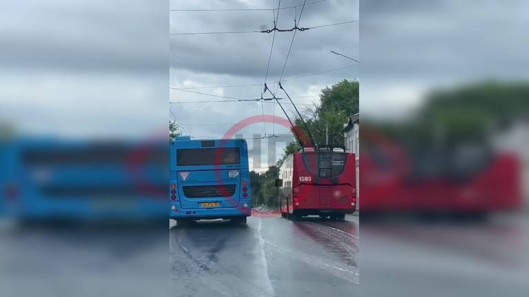 В Брянске автобус и троллейбус устроили гонки за пассажиров